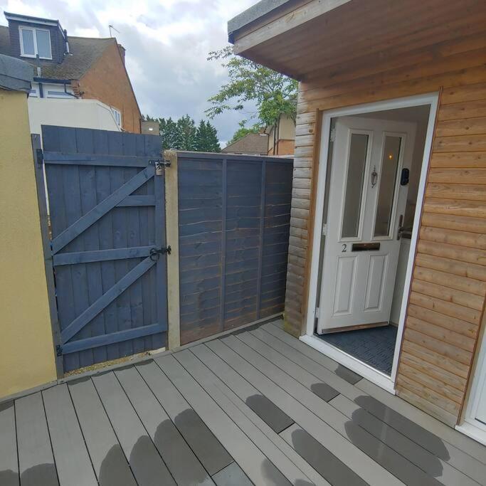 Self Contained, Double Bed Studio, Private Kitchen, Private Bath, Walking Distance To Harry Potter Watford  Luaran gambar