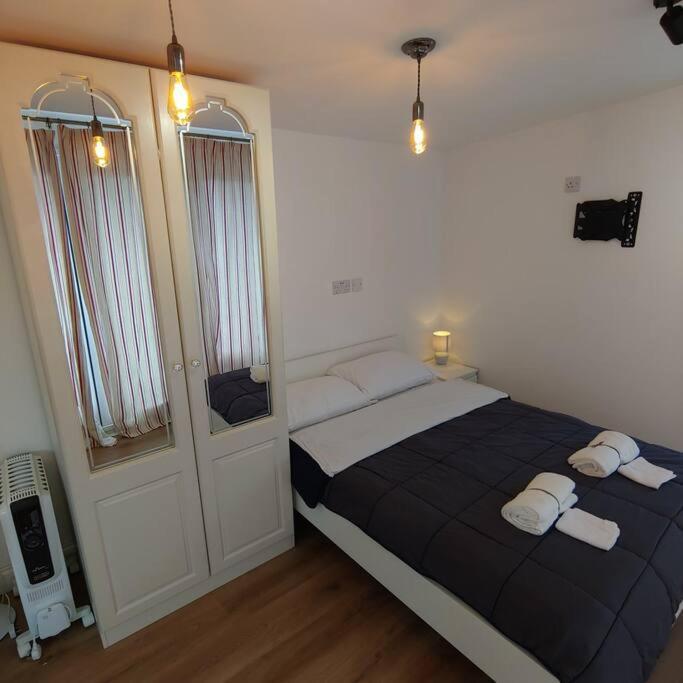 Self Contained, Double Bed Studio, Private Kitchen, Private Bath, Walking Distance To Harry Potter Watford  Luaran gambar