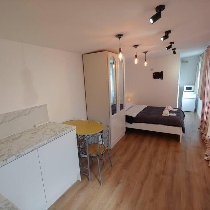 Self Contained, Double Bed Studio, Private Kitchen, Private Bath, Walking Distance To Harry Potter Watford  Luaran gambar