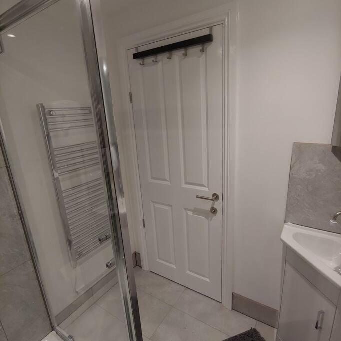 Self Contained, Double Bed Studio, Private Kitchen, Private Bath, Walking Distance To Harry Potter Watford  Luaran gambar
