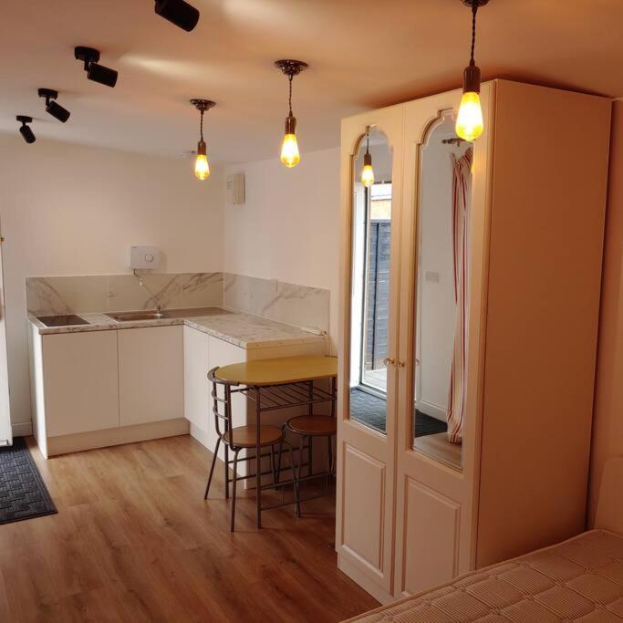 Self Contained, Double Bed Studio, Private Kitchen, Private Bath, Walking Distance To Harry Potter Watford  Luaran gambar