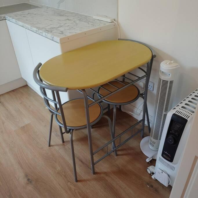 Self Contained, Double Bed Studio, Private Kitchen, Private Bath, Walking Distance To Harry Potter Watford  Luaran gambar