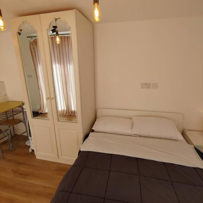 Self Contained, Double Bed Studio, Private Kitchen, Private Bath, Walking Distance To Harry Potter Watford  Luaran gambar