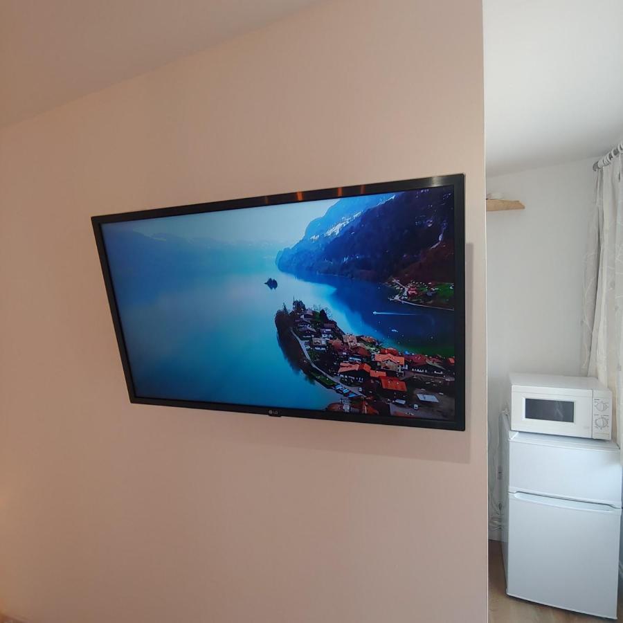 Self Contained, Double Bed Studio, Private Kitchen, Private Bath, Walking Distance To Harry Potter Watford  Luaran gambar