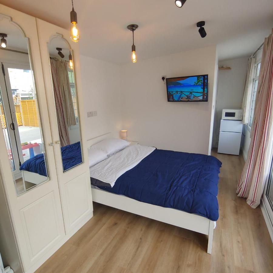 Self Contained, Double Bed Studio, Private Kitchen, Private Bath, Walking Distance To Harry Potter Watford  Luaran gambar