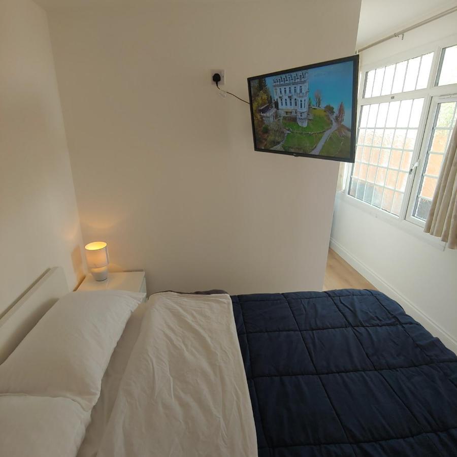 Self Contained, Double Bed Studio, Private Kitchen, Private Bath, Walking Distance To Harry Potter Watford  Luaran gambar