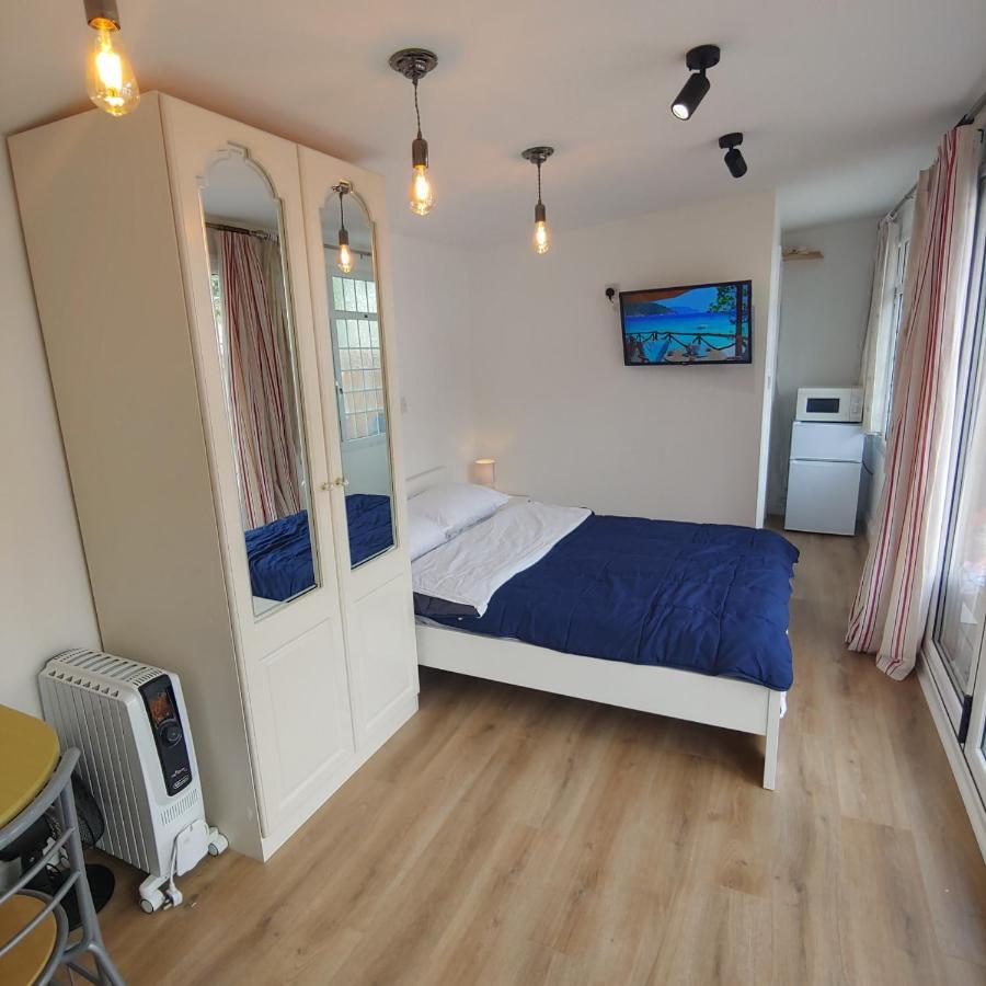 Self Contained, Double Bed Studio, Private Kitchen, Private Bath, Walking Distance To Harry Potter Watford  Luaran gambar