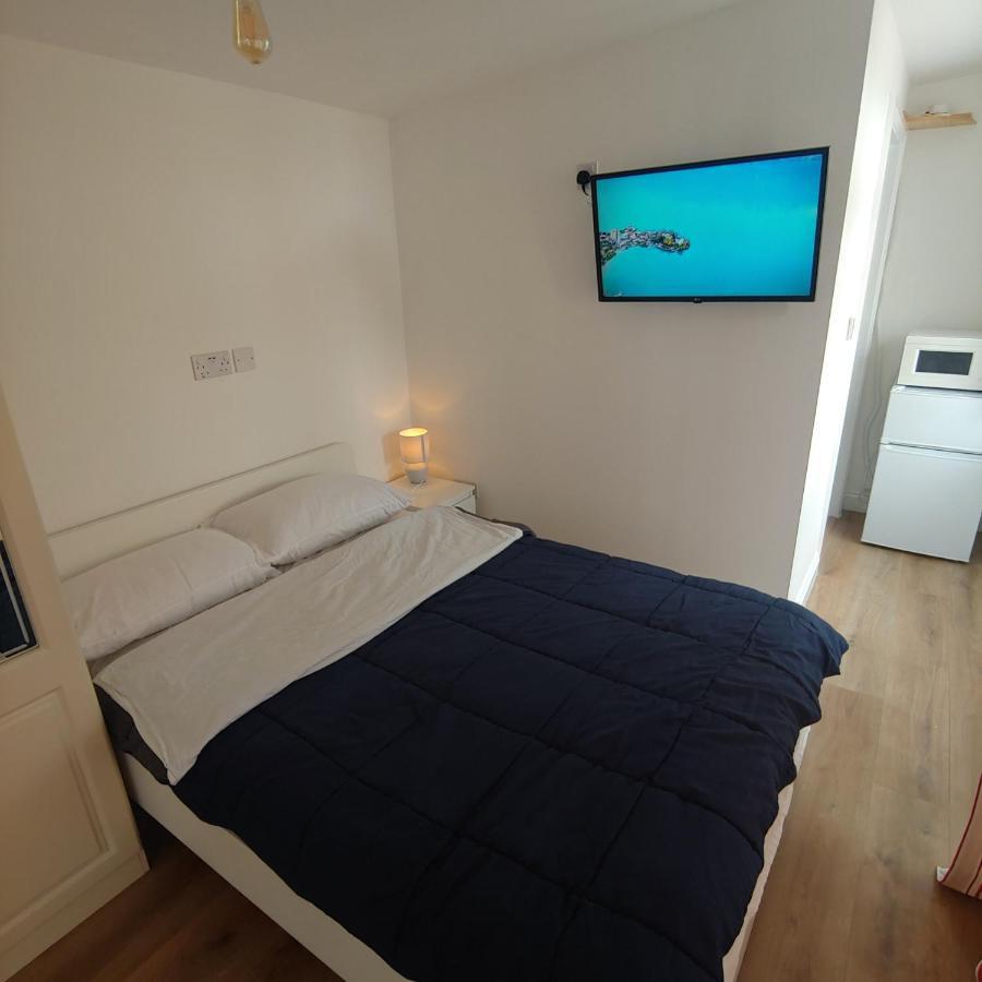 Self Contained, Double Bed Studio, Private Kitchen, Private Bath, Walking Distance To Harry Potter Watford  Luaran gambar