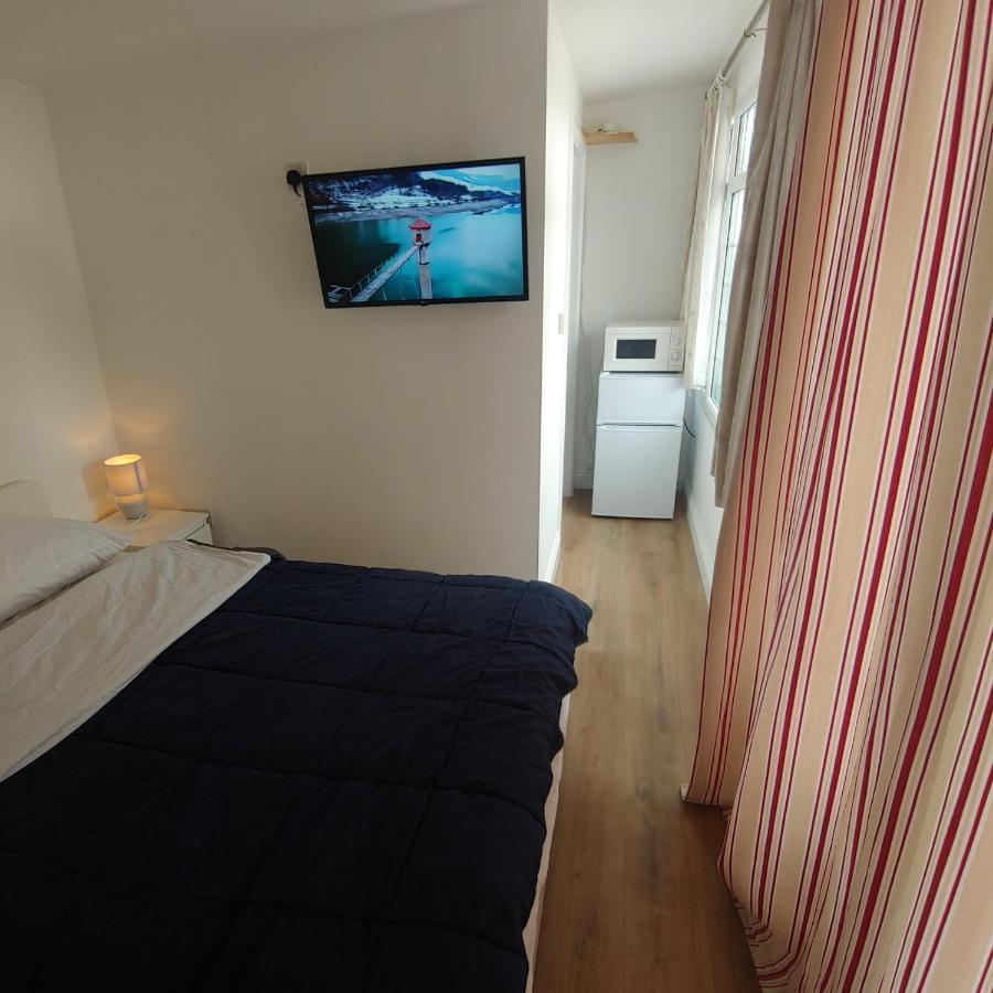 Self Contained, Double Bed Studio, Private Kitchen, Private Bath, Walking Distance To Harry Potter Watford  Luaran gambar