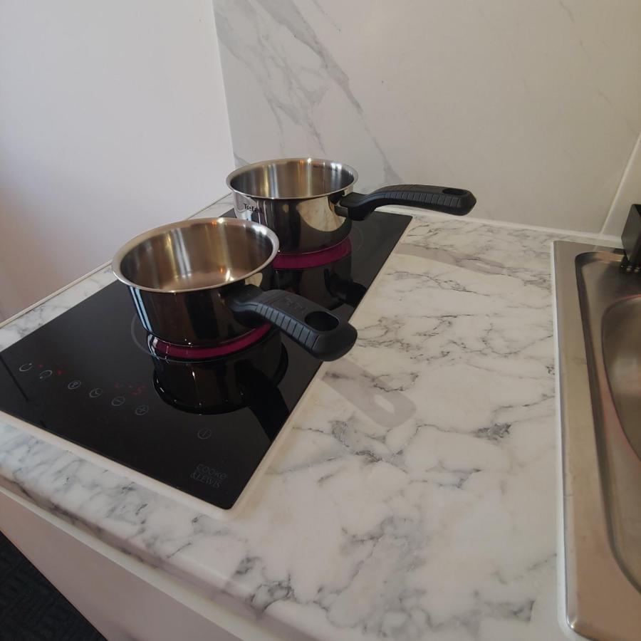 Self Contained, Double Bed Studio, Private Kitchen, Private Bath, Walking Distance To Harry Potter Watford  Luaran gambar