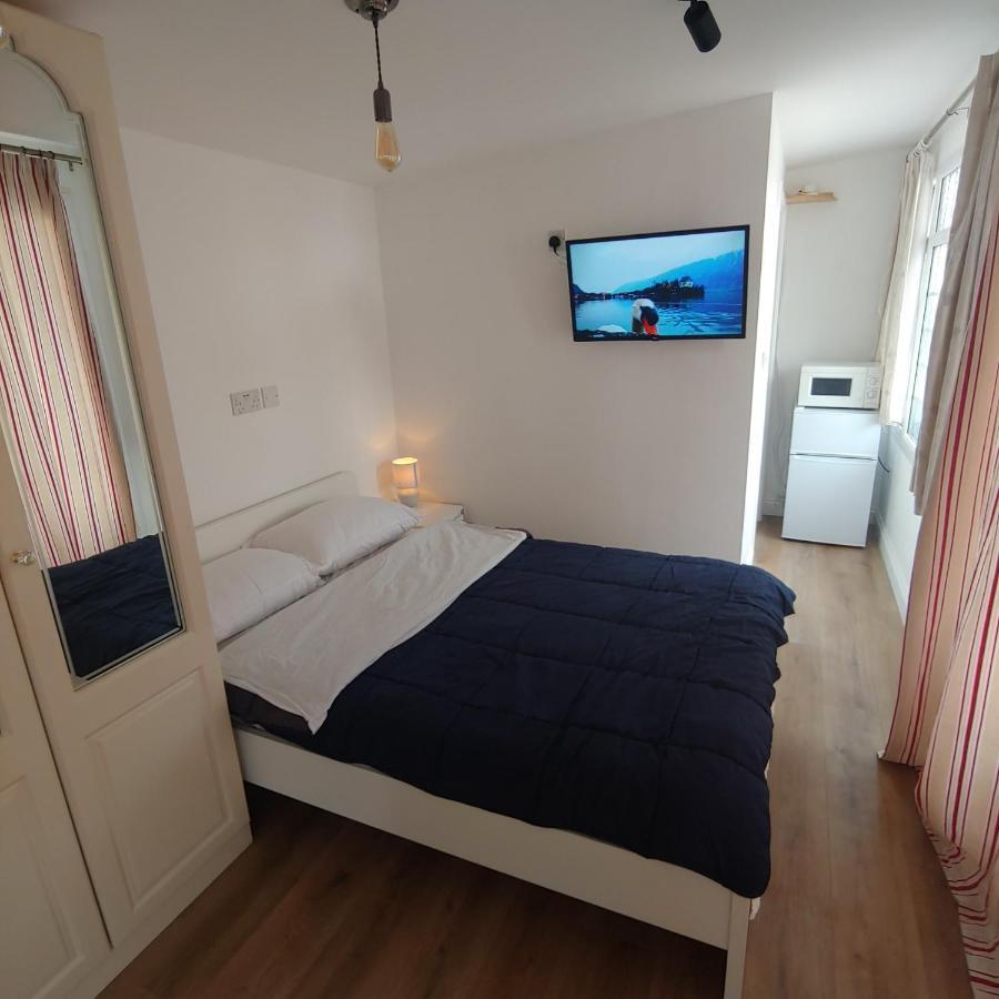 Self Contained, Double Bed Studio, Private Kitchen, Private Bath, Walking Distance To Harry Potter Watford  Luaran gambar
