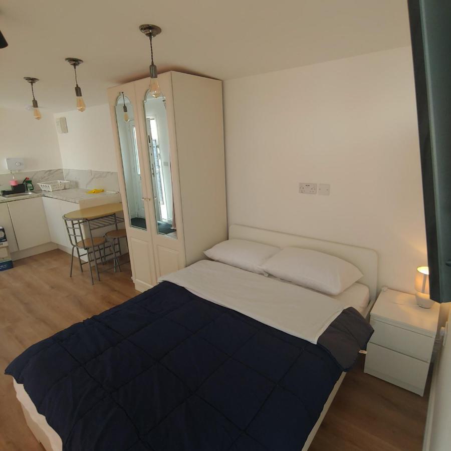 Self Contained, Double Bed Studio, Private Kitchen, Private Bath, Walking Distance To Harry Potter Watford  Luaran gambar