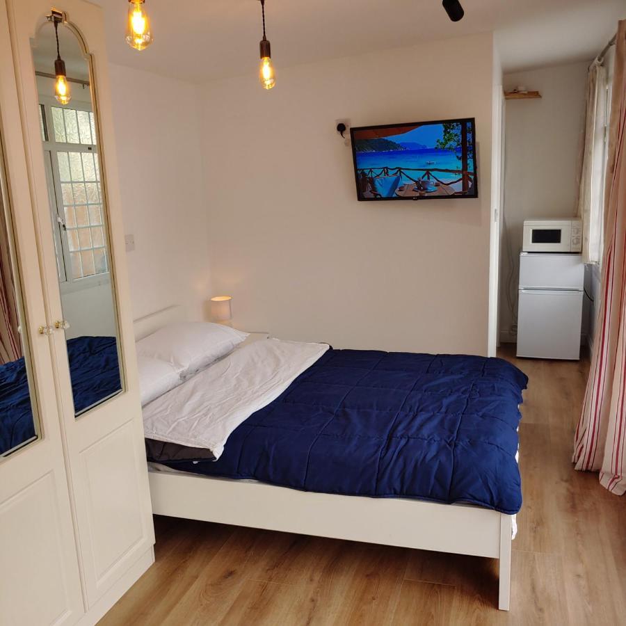 Self Contained, Double Bed Studio, Private Kitchen, Private Bath, Walking Distance To Harry Potter Watford  Luaran gambar