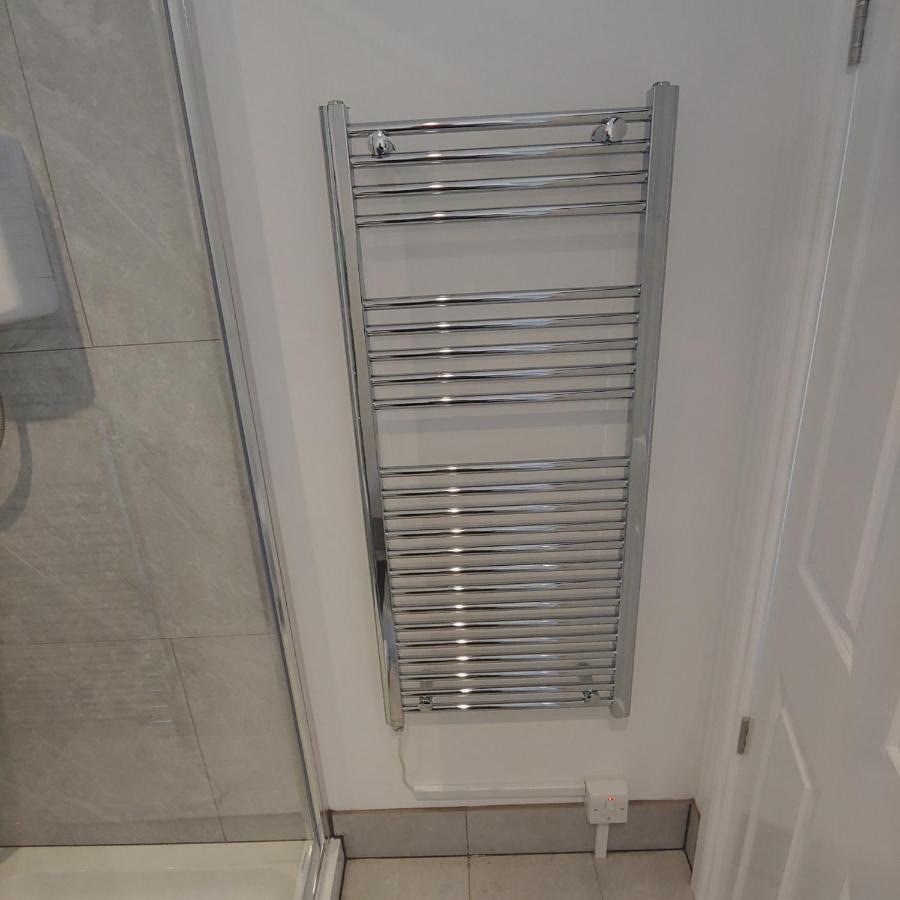 Self Contained, Double Bed Studio, Private Kitchen, Private Bath, Walking Distance To Harry Potter Watford  Luaran gambar