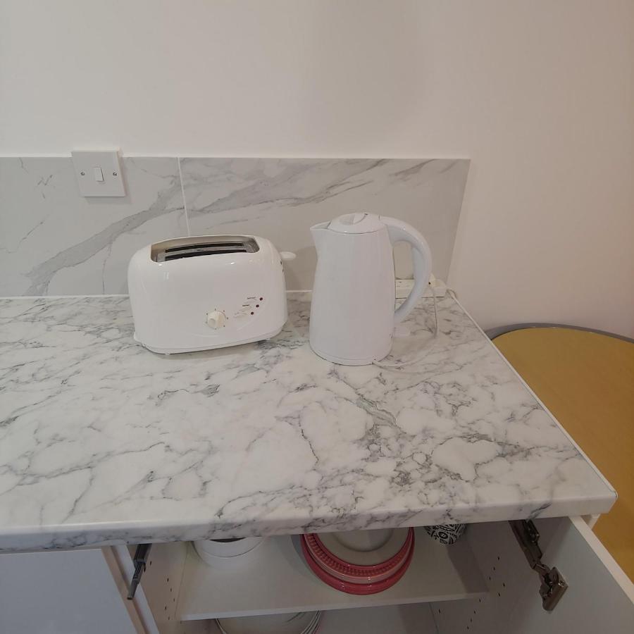 Self Contained, Double Bed Studio, Private Kitchen, Private Bath, Walking Distance To Harry Potter Watford  Luaran gambar
