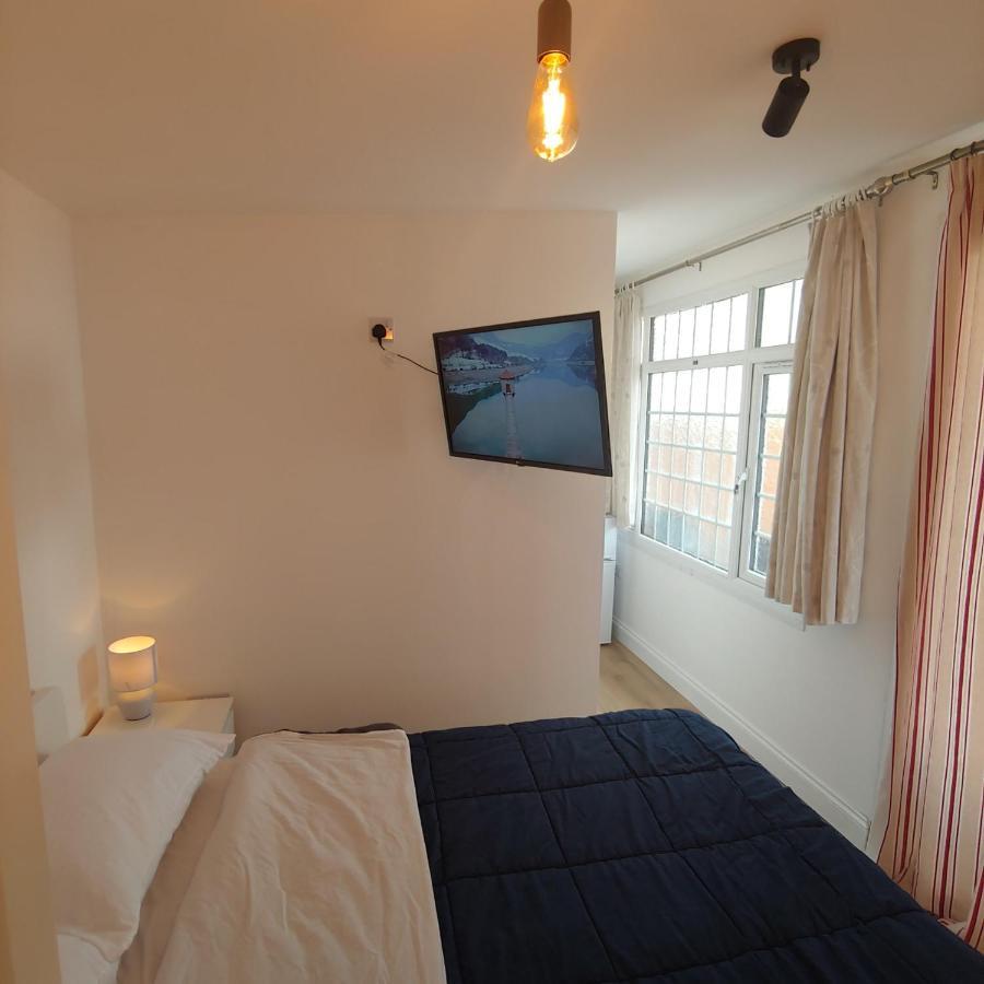 Self Contained, Double Bed Studio, Private Kitchen, Private Bath, Walking Distance To Harry Potter Watford  Luaran gambar