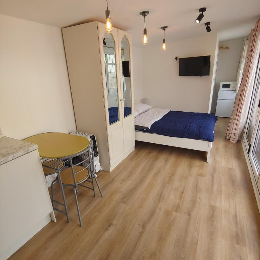 Self Contained, Double Bed Studio, Private Kitchen, Private Bath, Walking Distance To Harry Potter Watford  Luaran gambar