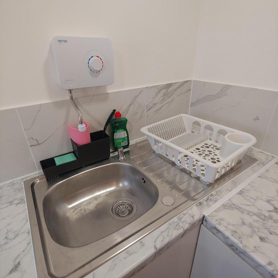 Self Contained, Double Bed Studio, Private Kitchen, Private Bath, Walking Distance To Harry Potter Watford  Luaran gambar