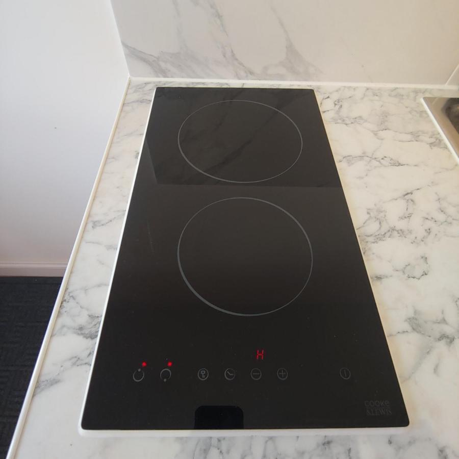 Self Contained, Double Bed Studio, Private Kitchen, Private Bath, Walking Distance To Harry Potter Watford  Luaran gambar
