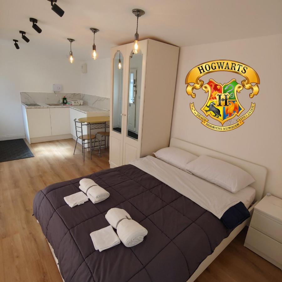 Self Contained, Double Bed Studio, Private Kitchen, Private Bath, Walking Distance To Harry Potter Watford  Luaran gambar