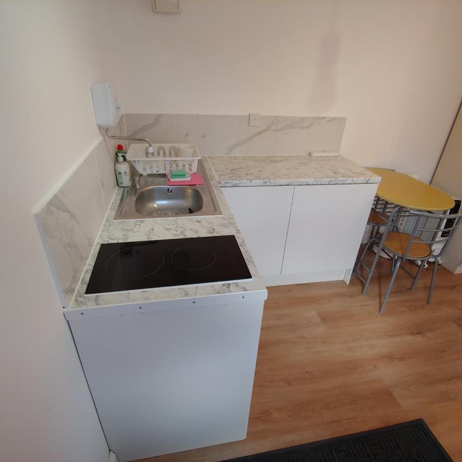 Self Contained, Double Bed Studio, Private Kitchen, Private Bath, Walking Distance To Harry Potter Watford  Luaran gambar