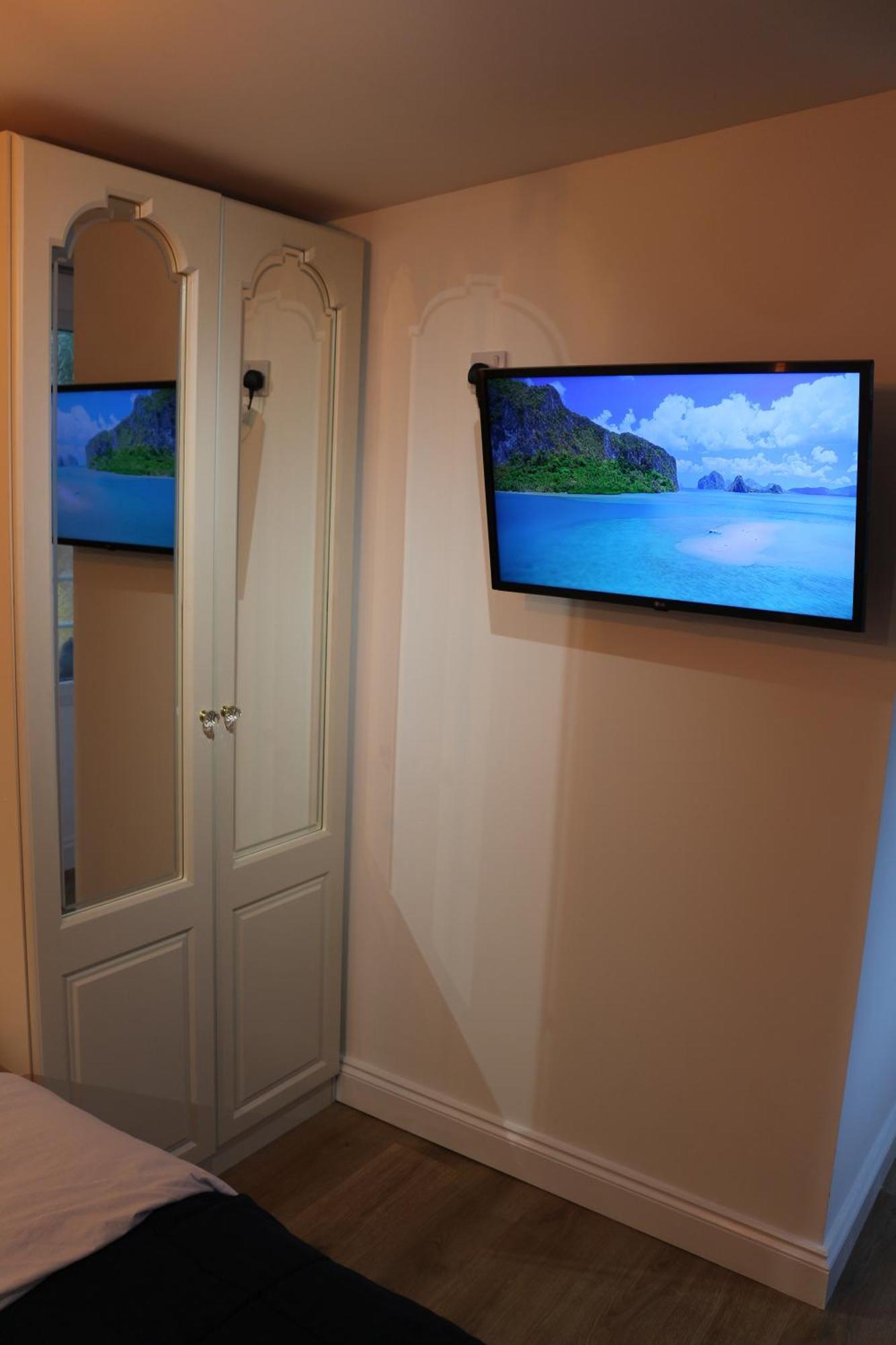 Self Contained, Double Bed Studio, Private Kitchen, Private Bath, Walking Distance To Harry Potter Watford  Luaran gambar