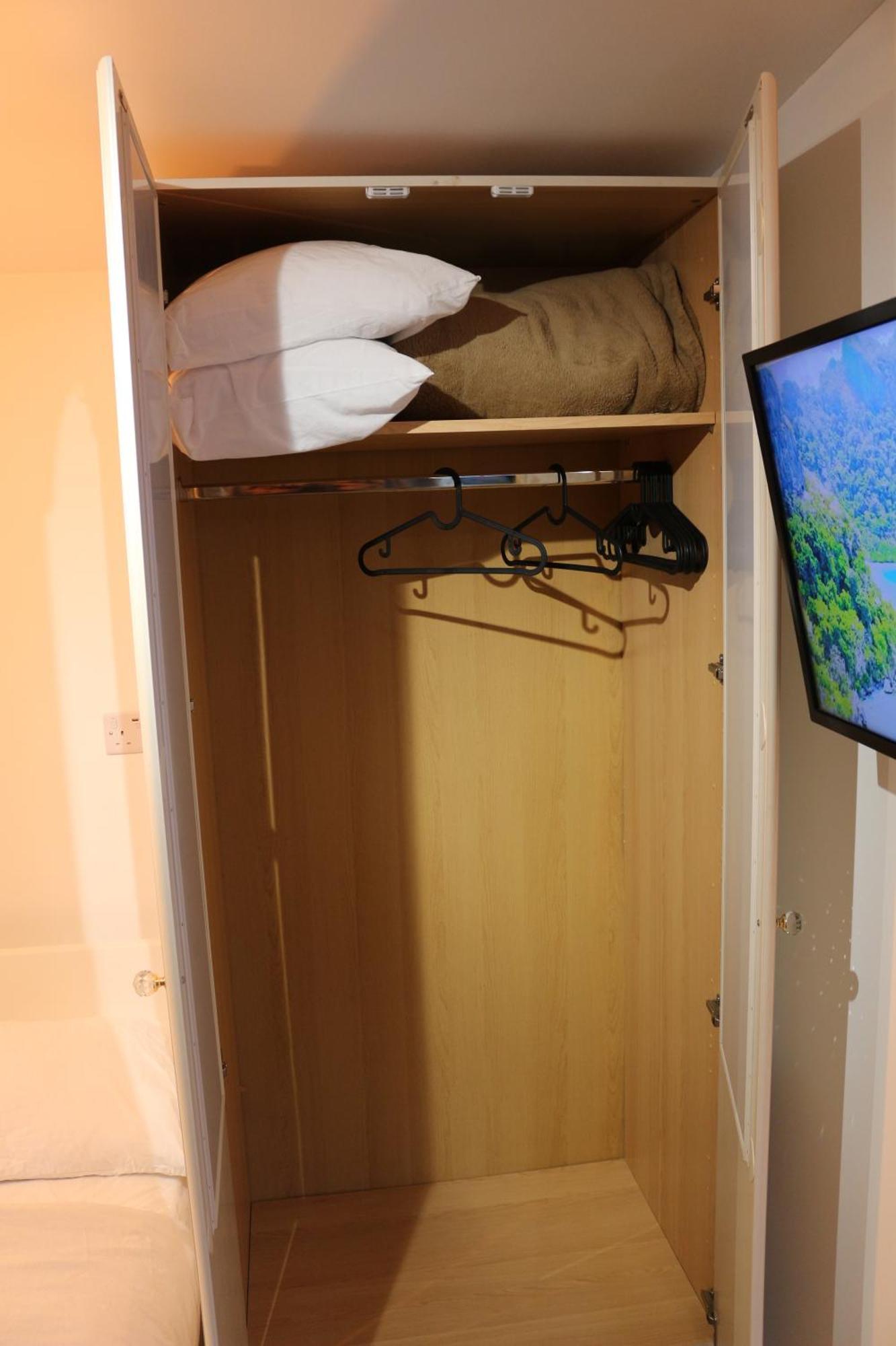 Self Contained, Double Bed Studio, Private Kitchen, Private Bath, Walking Distance To Harry Potter Watford  Luaran gambar
