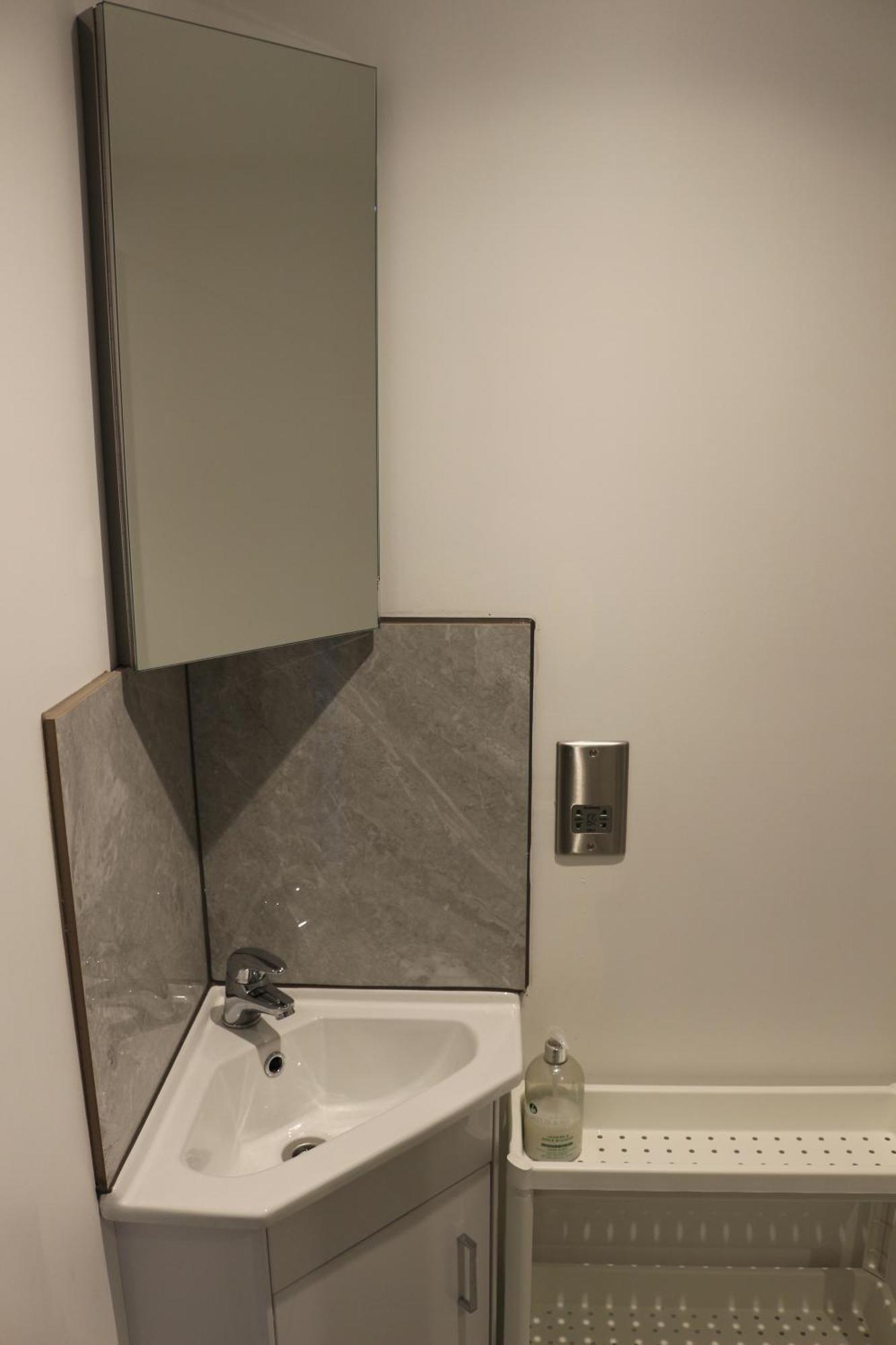 Self Contained, Double Bed Studio, Private Kitchen, Private Bath, Walking Distance To Harry Potter Watford  Luaran gambar
