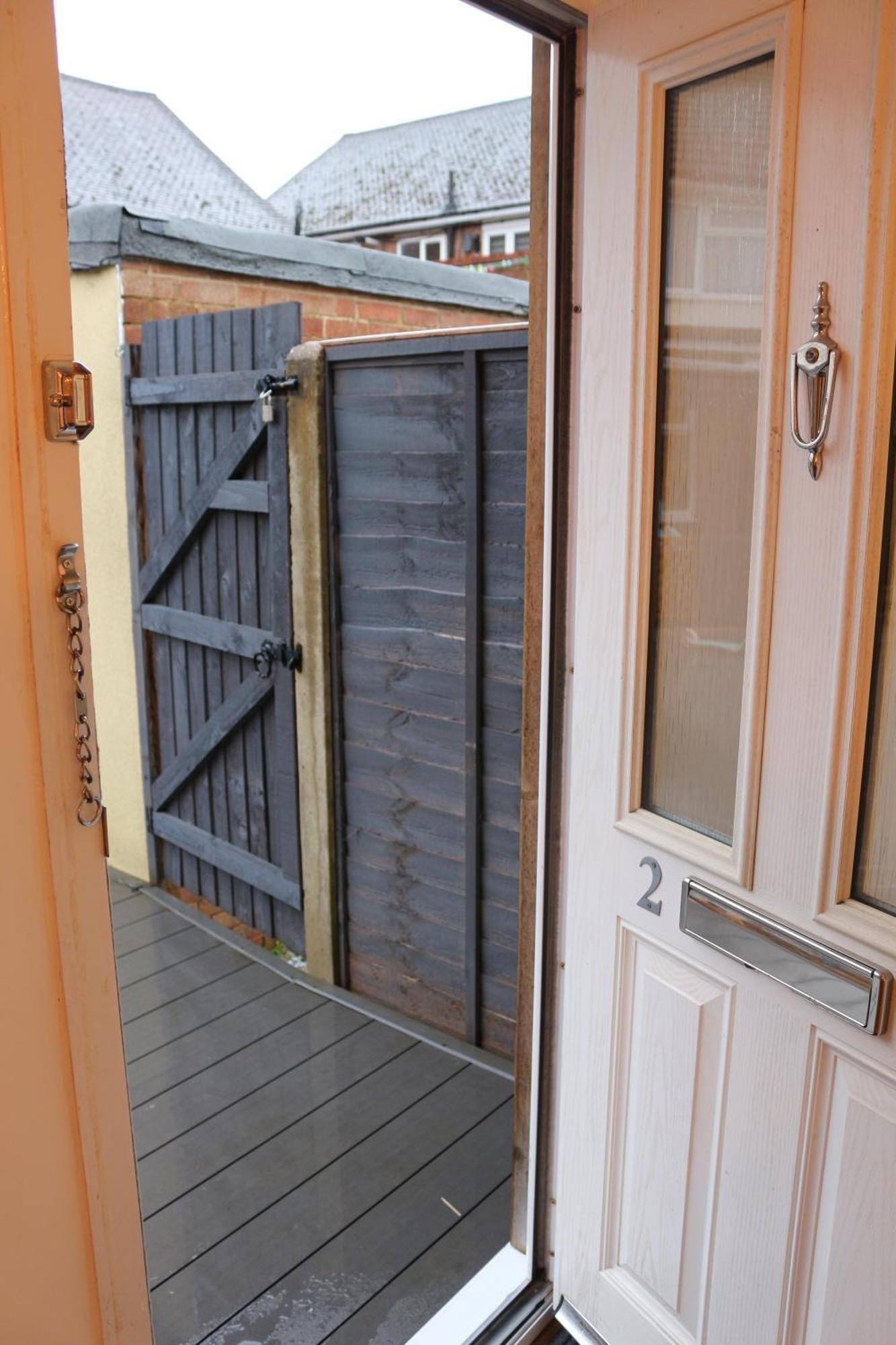 Self Contained, Double Bed Studio, Private Kitchen, Private Bath, Walking Distance To Harry Potter Watford  Luaran gambar
