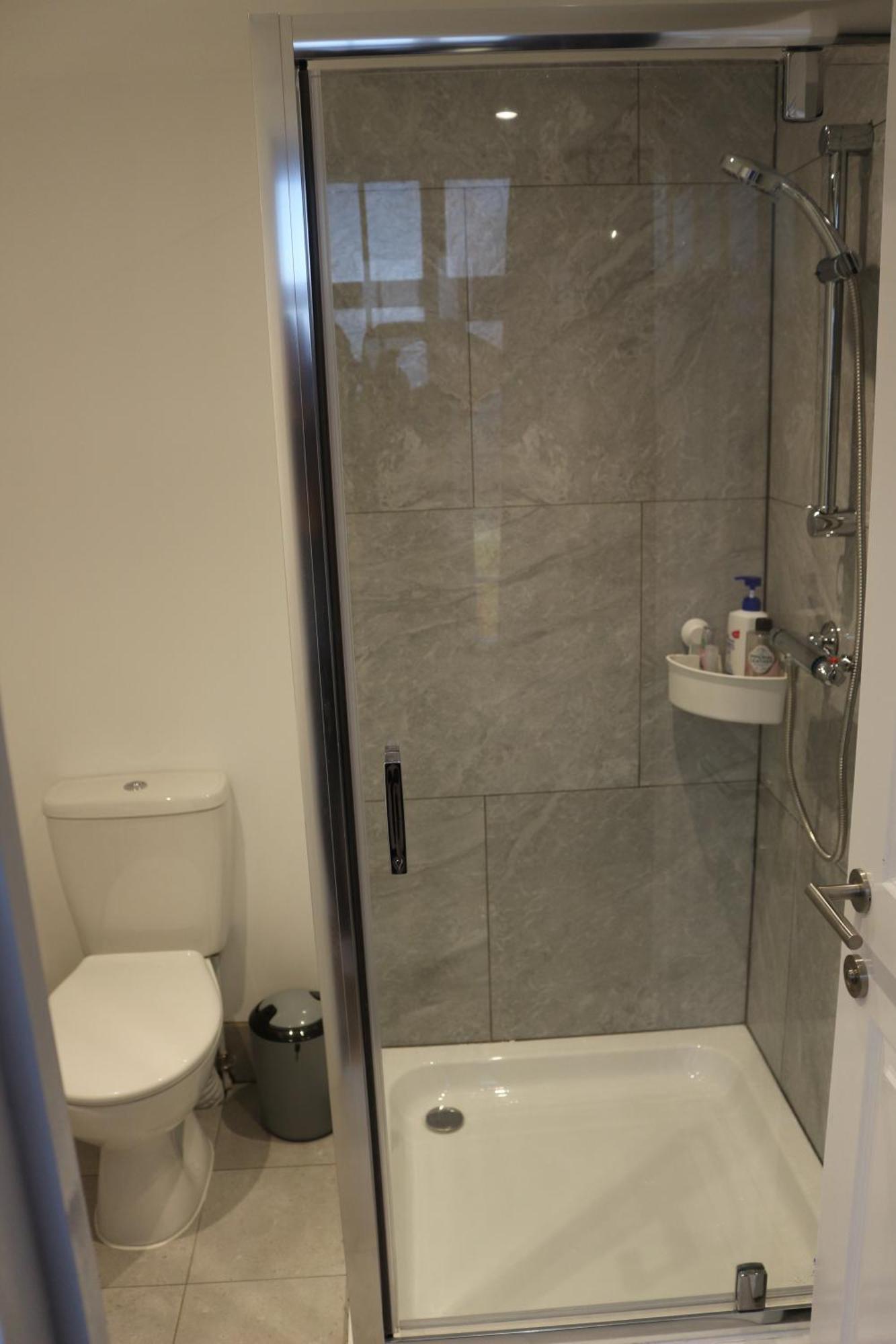Self Contained, Double Bed Studio, Private Kitchen, Private Bath, Walking Distance To Harry Potter Watford  Luaran gambar