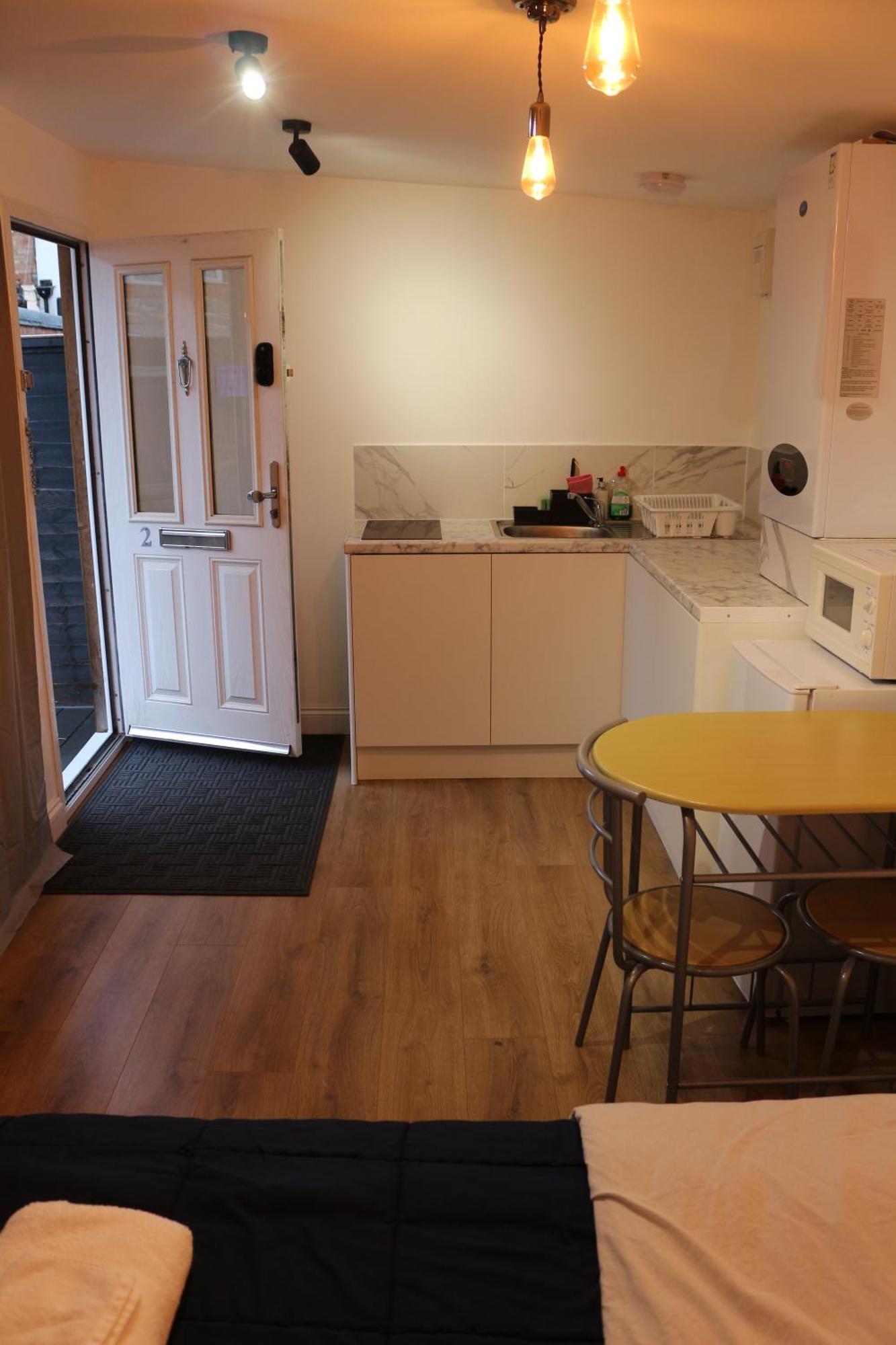 Self Contained, Double Bed Studio, Private Kitchen, Private Bath, Walking Distance To Harry Potter Watford  Luaran gambar
