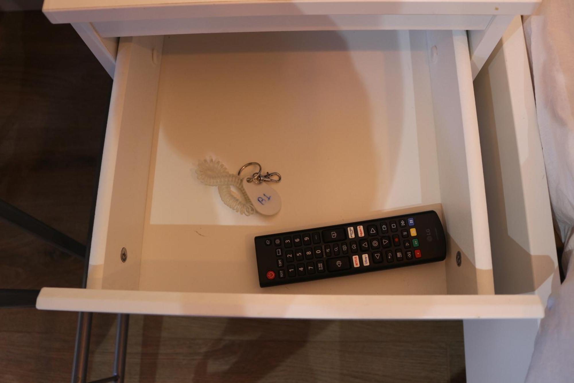 Self Contained, Double Bed Studio, Private Kitchen, Private Bath, Walking Distance To Harry Potter Watford  Luaran gambar