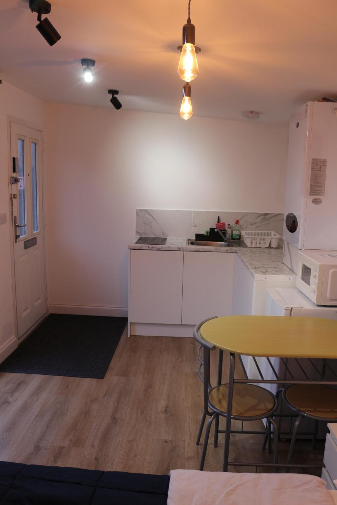 Self Contained, Double Bed Studio, Private Kitchen, Private Bath, Walking Distance To Harry Potter Watford  Luaran gambar