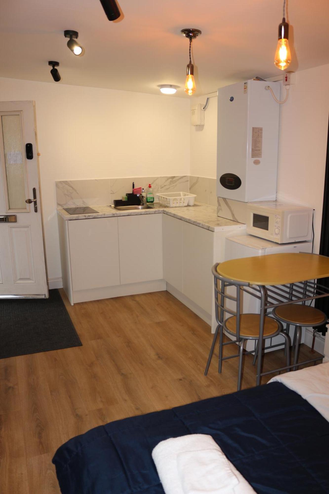 Self Contained, Double Bed Studio, Private Kitchen, Private Bath, Walking Distance To Harry Potter Watford  Luaran gambar