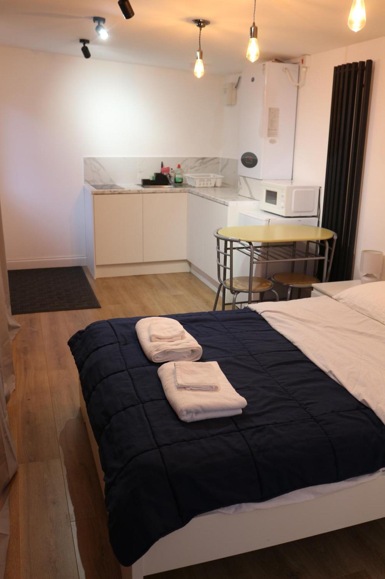 Self Contained, Double Bed Studio, Private Kitchen, Private Bath, Walking Distance To Harry Potter Watford  Luaran gambar