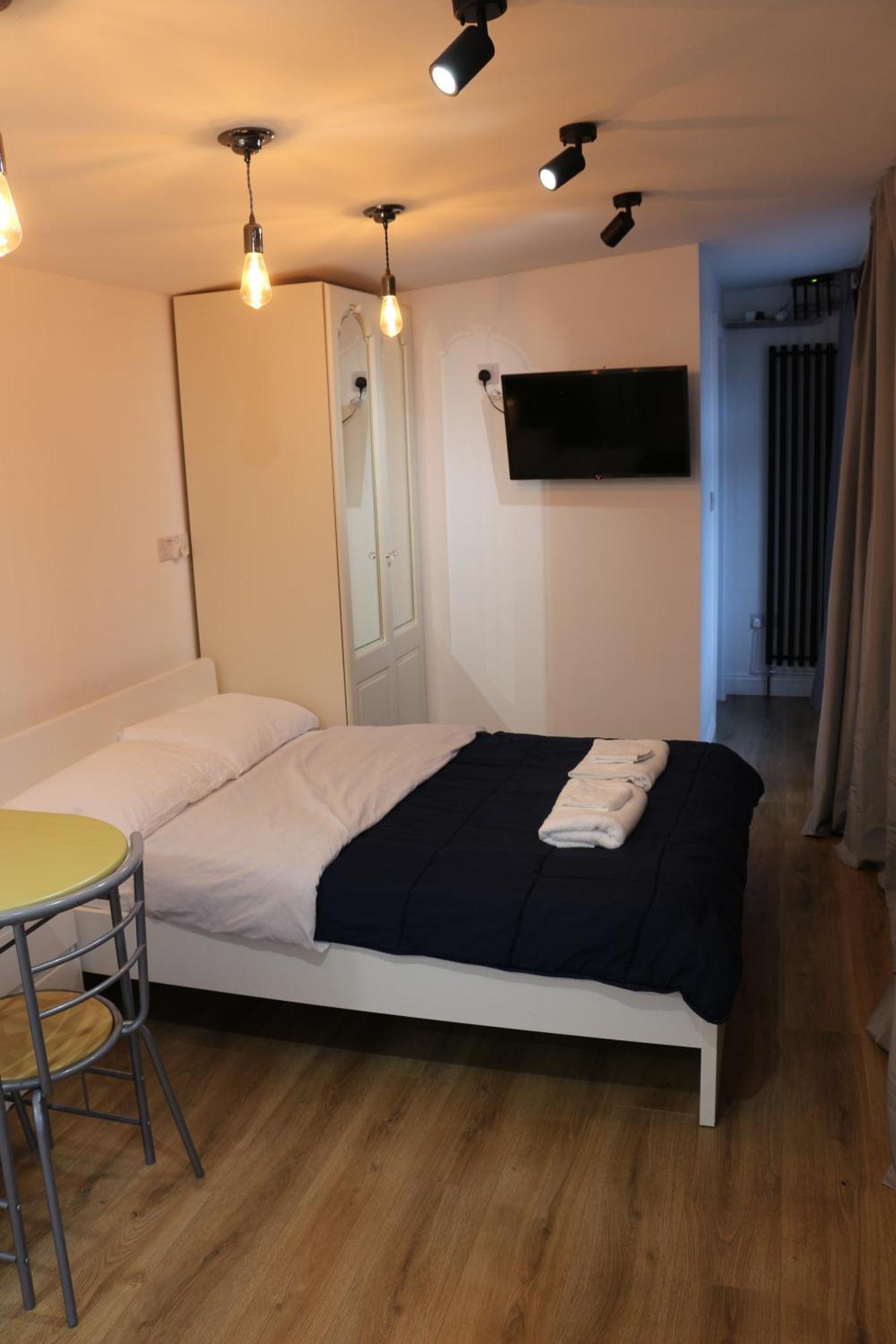 Self Contained, Double Bed Studio, Private Kitchen, Private Bath, Walking Distance To Harry Potter Watford  Luaran gambar