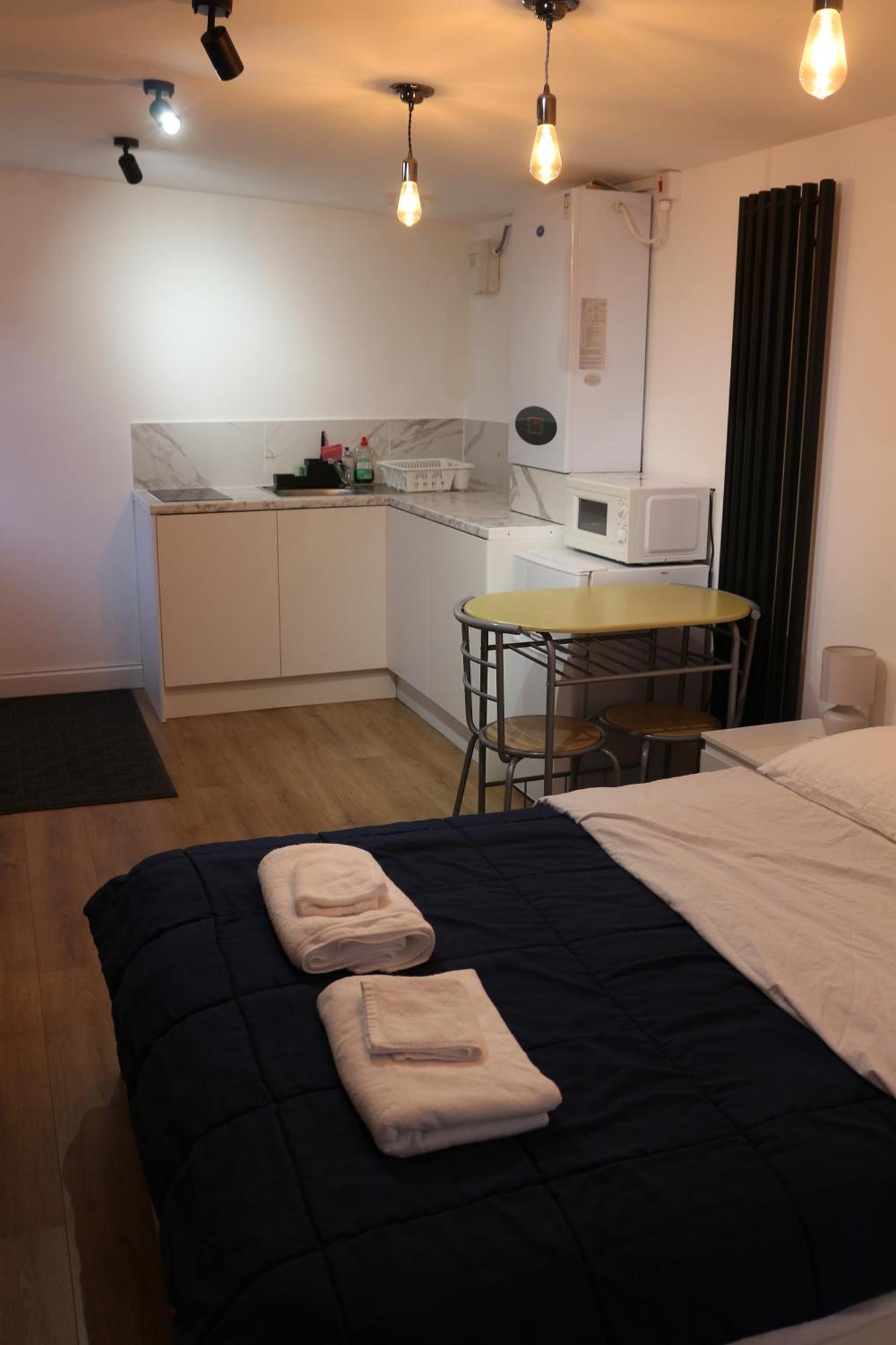 Self Contained, Double Bed Studio, Private Kitchen, Private Bath, Walking Distance To Harry Potter Watford  Luaran gambar