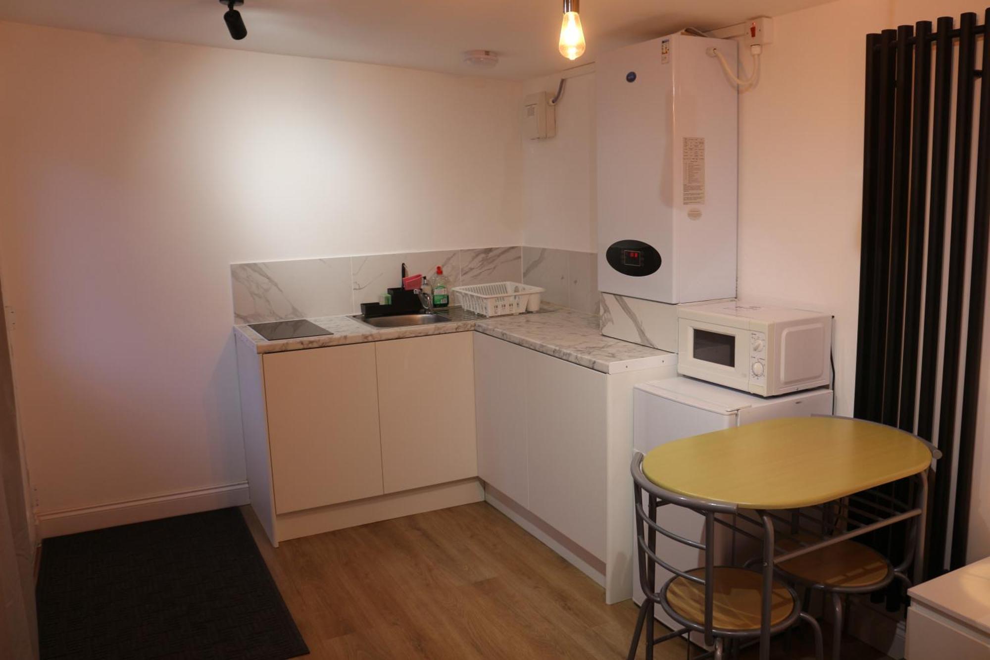 Self Contained, Double Bed Studio, Private Kitchen, Private Bath, Walking Distance To Harry Potter Watford  Luaran gambar
